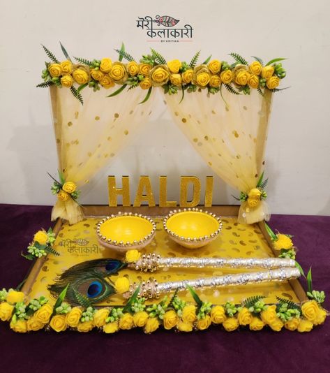 Haldi platter for Indian wedding rituals that makes your day more amazing. Haldi Ceremony Thali Decoration, Haldi Plater Ideas, Haldi Dish Decoration Ideas At Home, Resin Haldi Platter, Haldi Plate Decoration Ideas Indian, Haldi Platter Decoration Ideas At Home, Haldi Mehndi Plate Decoration, Haldi Plate Decoration Ideas At Home, Diy Haldi Platter