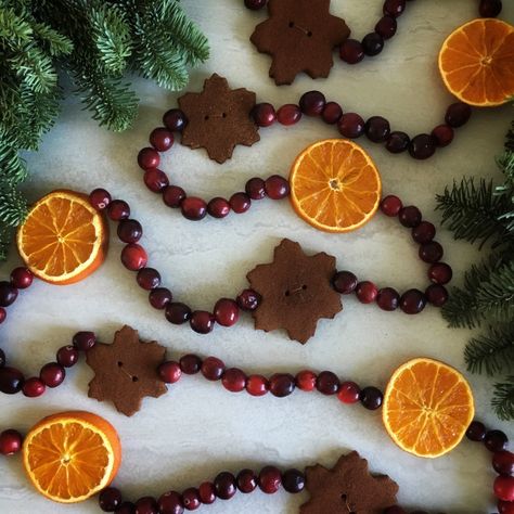 Fall Cinnamon Ornaments, Dried Fruit Christmas Tree Decorations, Cottagecore Christmas Recipes, Orange Cinnamon Ornaments, Dried Christmas Decorations, Dehydrated Oranges Christmas Tree, Rustic Christmas Desserts, Old Fashioned Christmas Garland, Old Fashion Christmas Ornaments