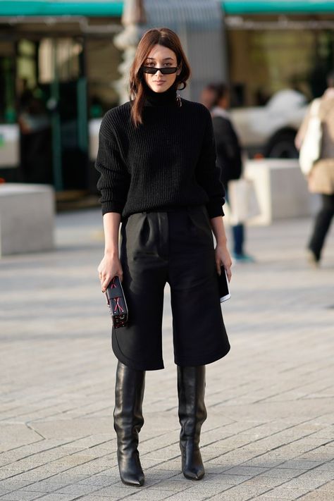 15 Perfect Ways to Wear Over-the-Knee Boots This Winter Black Culottes Outfit, Culotte Outfit, How To Wear Culottes, Culottes Outfit, Work Outfits Frauen, Black Culottes, Botas Western, Knee Boots Outfit, Boots Outfits