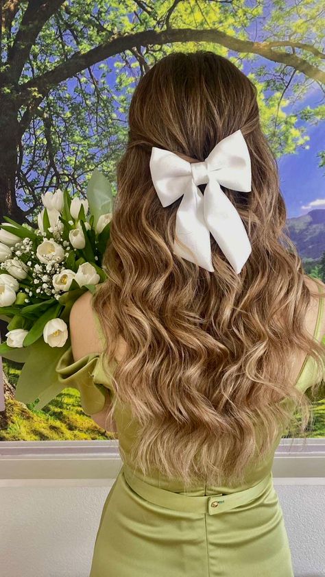 girl posing from the back showing off her long wavy hairstyle with a hair bow Pose Idea Aesthetic, Cottage Core Hairstyles, Green Dress Prom, Cottage Core Hair, White Dress Aesthetic, Instagram Post Idea, Aesthetic Instagram Post, Bow Pose, Instagram Story Idea