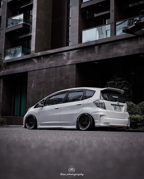 White Modified Cars, Honda Jazz Wallpaper Iphone, Honda Fit Sport Modified, Mobil Jazz, Honda Jazz Sport, Honda Jazz Modified, Honda Fit Modified, Pimped Cars, Honda Fit Sport