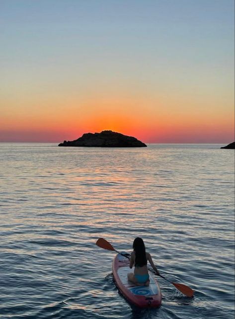 Paddle Boarding In Hawaii, Paddle Boarding Ocean, Sunset Paddle Boarding, Ocean Paddle Boarding, Beach Paddle Boarding, Paddleboard Aesthetic, Paddle Board Aesthetic, Outdoorsy Girl Aesthetic, Paddleboarding Aesthetic