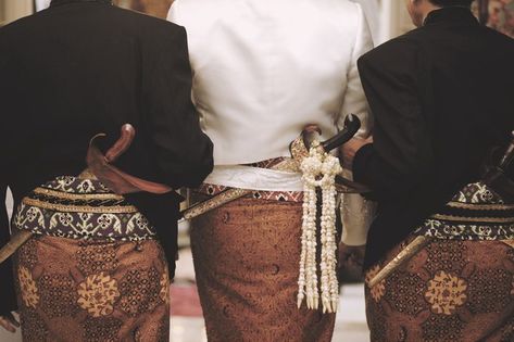 Nikahan Adat Jawa, Pose Pengantin, Javanese Wedding, Brown Denim Jacket, Adat Jawa, Groom Photoshoot, Foto Wedding, Luxury Wear, Wedding Photos Poses