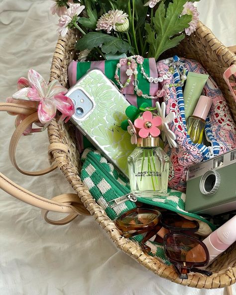 Gift Basket Aesthetic, Belly Summer, Packing Aesthetic, Summer Basket, Aesthetic Era, Jelly Cat, Reconnect With Nature, Fresh Girls, Inside My Bag