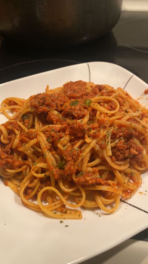 Home Made Spaghetti, Spaghetti Aesthetic, Spaghetti And Chicken, Spaghetti Night, Pasta And Chicken, Food For Dinner, Spaghetti Bolognaise, American Dinner, Cooking Pasta