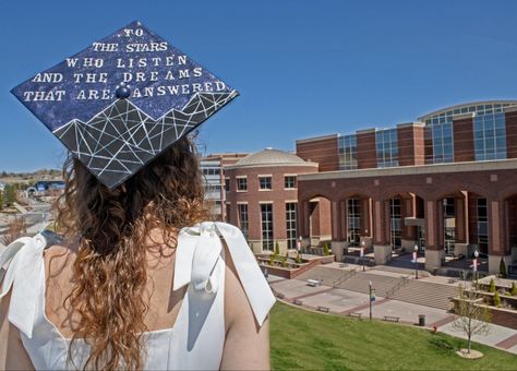 A Court of Thorns and Roses inspired graduation cap “To the stars who listen and the dreams that are answered” Acotar Graduation Cap, Bookish Graduation Cap, Star Graduation Cap, Caps Decoration, College Grad Cap Ideas, Grad Cap Decorated, College Preparation, College Graduation Cap Decoration, Grad Hat