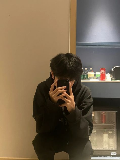 Boy Malaysia, Selfie Poses Men, Boy Mirror Selfie, Boys Aesthetic Outfits, Filipino Guys, Muka Lelaki, Boyfriend Pranks Pictures, Boy Blurred Pic