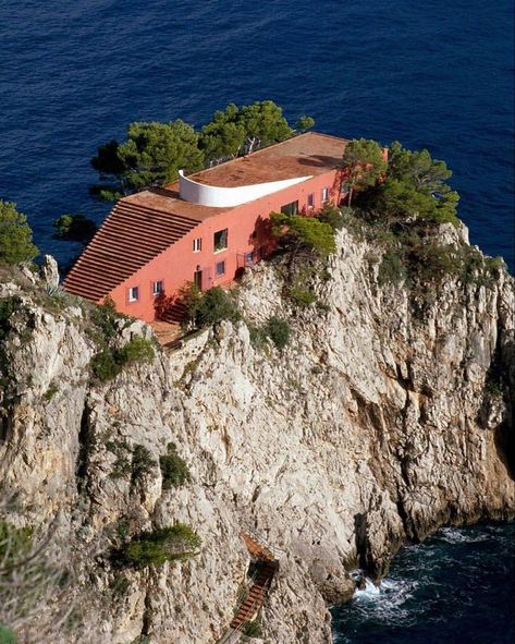 Casa Malaparte, Capri Travel, Capri Italia, Isle Of Capri, Italian Architecture, Zaha Hadid Architects, Organic Architecture, Contemporary Architecture, Architecture Building