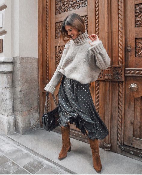 BCN Street Style on Instagram: “🙌🏻🙌🏻🙌🏻📸 @marinamarina95” Spring 2023 Street Style, Fall Maxi Skirt Outfits, 2023 Street Style, Maxi Skirt Fall, Italy Winter, Classic Outfits For Women, Linen Top Women, Maxi Skirt Outfits, Summer Dresses For Wedding Guest