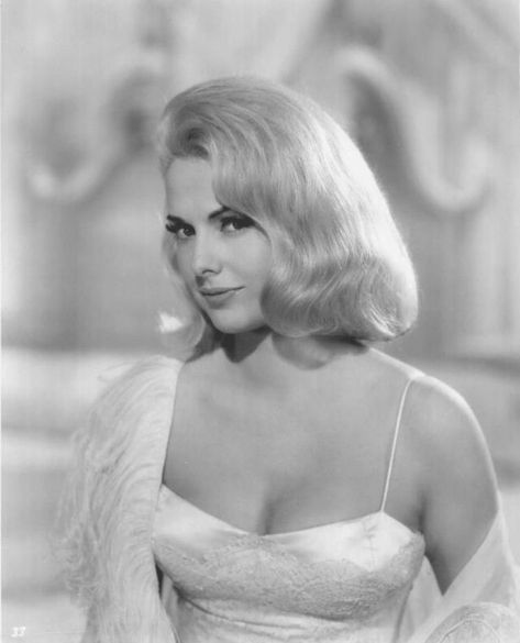 45 Glamorous Photos of Martha Hyer in the 1950s and ’60s ~ Vintage Everyday 1940s Hairstyles For Long Hair, Martha Hyer, Vintage Hollywood Glamour, Old Hollywood Style, Popular Actresses, Classic Actresses, Hollywood Icons, Hollywood Fashion, Blonde Bombshell