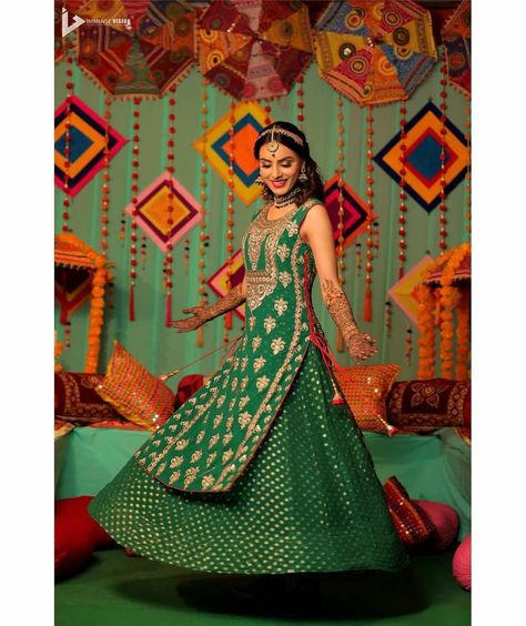 Green Outfit For Mehendi Function, Outfit For Mehendi Function, Mehndi Function Dress Outfit, Mehandi Dresses Mehndi Outfit, Dresses For Mehndi Function, Green And Gold Outfit, Mehndi Function Dresses, Mehendi Ceremony Outfits, Mehendi Outfits For Bride