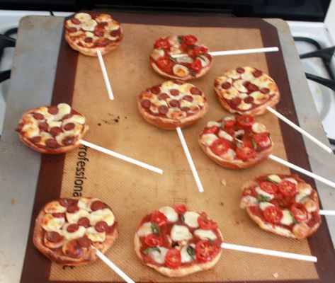 Pizza On A Stick, Mini Bagel Pizza, Pizza Pops, Pepperoni Sticks, Yummy Pizza, Mini Bagels, Cute Pizza, Pizza Bagels, Carnival Food