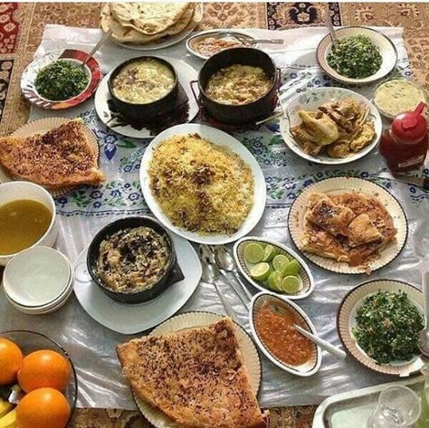 Yemen food Yemen Food, Lebanese Breakfast, Yemeni Food, Yemeni People, Breakfast Presentation, Arab Culture, Lebanese Recipes, Food Table, Arabic Food