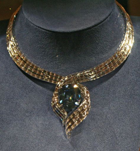 The Hope Diamond: perhaps one of the most famous diamonds in history Hope Diamond, Expensive Jewelry Luxury, Fotografi Vintage, Jewelry Set Design, Expensive Jewelry, Jewelry Lookbook, Best Jewelry Stores, Women's Jewelry And Accessories, The Hope