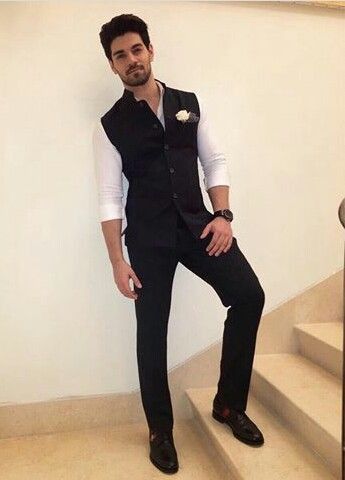 Mens dress Reception Wear For Men, Formal Kurta For Men, Indian Formal Wear Men, Formals With Nehru Jacket, Black Nehru Jacket Outfit For Men, Man Dressing Style Wedding, Summer Wedding Outfits Indian Men, Men Nehru Jacket Outfit, Black Pant And White Shirt