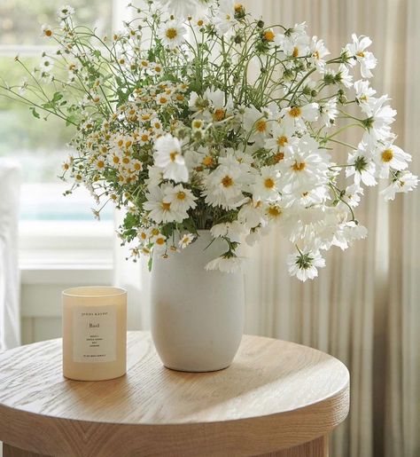 Wide Vase, Apartment Things, Prettiest Bouquet, Cosmos Flowers, Floral Style, Table Style, Wedding Table, Flower Power, Mother Of The Bride