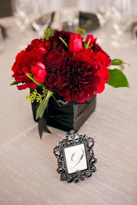 Red Table Settings, Red Centerpieces, Cheap Wedding Flowers, Red Wedding Flowers, Flower Centerpieces Wedding, Grey Flowers, Flowers Red, Center Pieces, Lorde