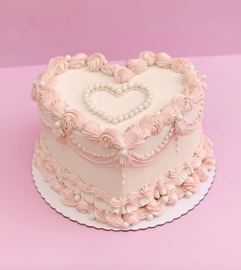 Vintage Pink Cake Aesthetic, Pink Bday Cake Ideas, Coquette Heart Cake, Aesthic Cakes, Couqutte Cake, Hello Kitty Vintage Cake, Tortas Astetics, Croquette Cake, Pink Cake Ideas Birthday