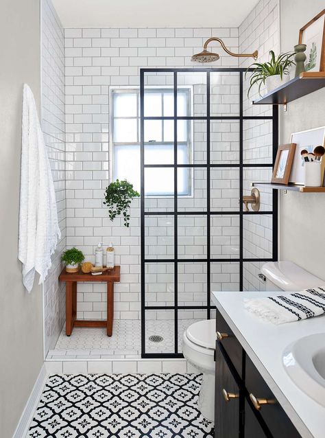 black-white-modern-bathroom-plants-9a32b43a Black And White Tile, Bath Makeover, Desain Pantry, Bathroom Decor Luxury, Small Bathroom Makeover, Diy Bathroom Remodel, Small Bath, Diy Bathroom Decor, Modern Bathroom Decor