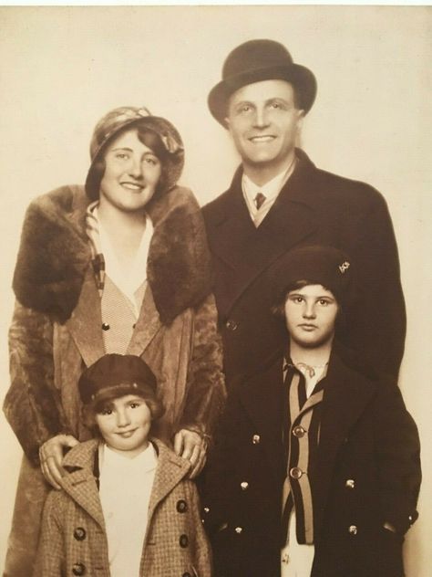 Old Family Portraits, 1920s Photography, 1920s Family, Vintage Family Portraits, 1960s Family Photos, 1920s Family Photo, 1920s Family Portrait, Vintage Family, Awkward Family Portraits