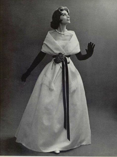 Christian Dior, 1956. 50s Chic, 1955 Fashion, Collage People, 1950s Glamour, Fashion 60s, Vintage Culture, 50's Fashion, Vogue Vintage, Dior Dress