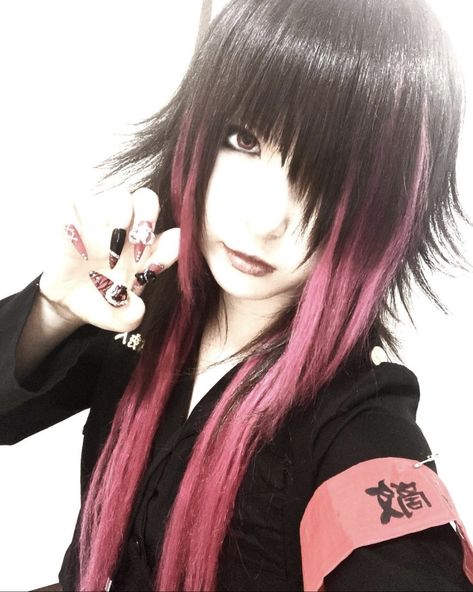 Japanese Alt Hair, Long Vkei Hair, V Kei Hair, Geometric Hairstyles, Hair Ideas For Ocs, Black And Pink Scene, Scene Hair Ideas, Visual Kei Haircut, Pink Haired Oc