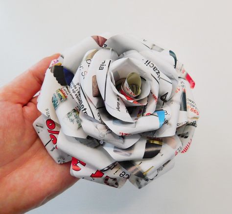 Newspaper Flowers Diy Easy, Newspaper Flowers Diy, Newspaper Rose, Flowers Diy Easy, Paper Crafts Ideas, Newspaper Flowers, Easy Rose, Rose Diy, Rose Tutorial