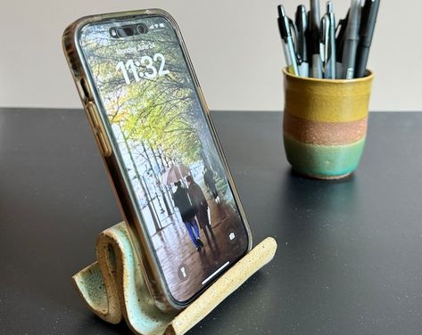 Card Holder, Handcrafted Ceramic Business Cards Holder, Card Holder for Desk, Perched Bird Decor Phone Holder, Bird Lovers Pottery Gift - Etsy.de Clay Card Holder, Business Cards Holder, Ceramic Business, Cards Holder, Photo Holders, Handcrafted Ceramics, Bird Decor, Secret Santa Gifts, Storage Items