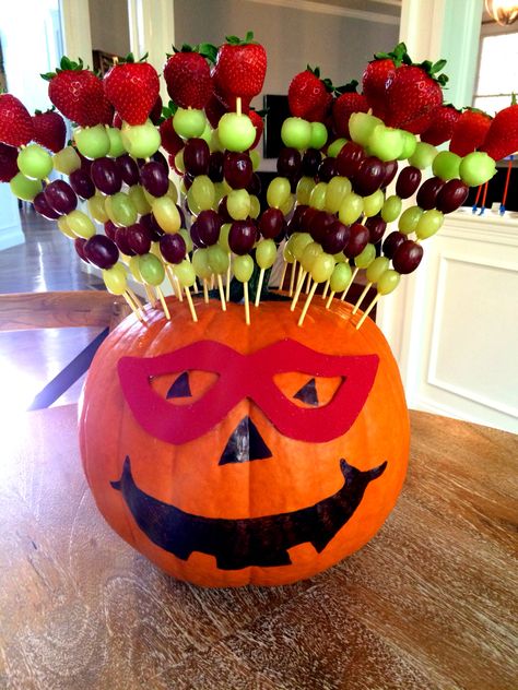 Fruit kabobs for Halloween. Skewers stick into pumpkin - a great non-candy treat, ideal for parties. Fun Halloween Appetizers, Fun Halloween Party Food, Creepy Halloween Food, Kids Halloween Food, Halloween Party Appetizers, Halloween Party Food, Halloween Food Appetizers, Halloween Fruit, Fun Halloween Food