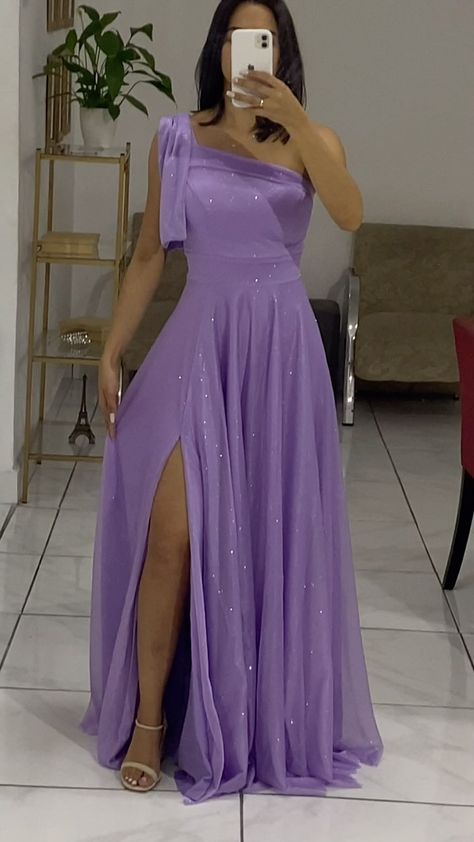 Obrigado por permitir a nós, fazer parte do seu momento especial! Desejamos toda felicidadeeee. Conte sempre com a gente! | Instagram Graduate Dress, Purple Wedding Theme, Backless Blouse Designs, Old Dresses, Indian Outfit, Just Girl Things, Party Looks, Ball Dresses, 15 Dresses