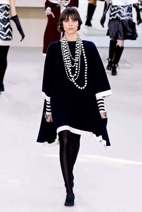 Chanel RTW Fall 2016 Mode Chanel, Mode Casual, Chanel Fashion, Seville, 2016 Fashion, White Fashion, Mode Inspiration, Look Fashion, Passion For Fashion