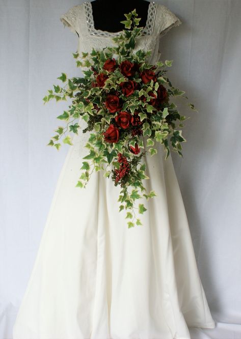 Wedding Bouquet Ivy, Ivy Wedding Bouquet, Wedding Ivy Decoration, Goblin Wedding, Ivy Bouquet, Old English Garden, Ivy Garden, Bridal Wreath Spirea, Ivy Wedding