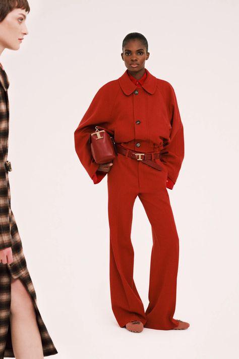 Tod’s Pre-Fall 2023 Fashion Show | Vogue Stile Casual Chic, Pre Fall 2023, Catwalk Fashion, Trends 2023, Red Pants, 2023 Collection, Red Outfit, Marchesa, Fashion Show Collection