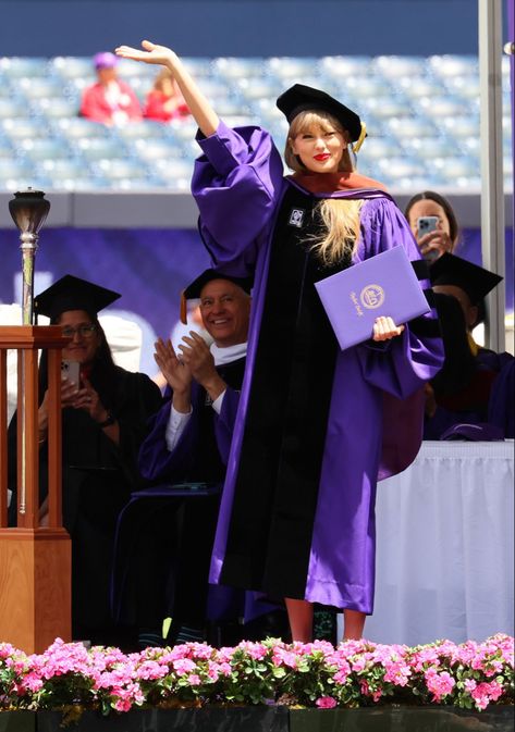 Taylor Swift Graduation, Taylor Swift Eyes, Taylor Swift New York, Graduation Speech, Taylor Swift Web, All About Taylor Swift, Swift Photo, Taylor Swift Red, York University