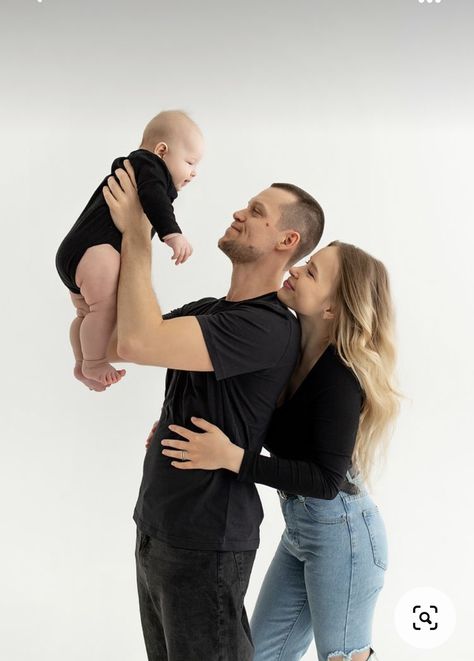 Family Portraits Studio Formal, Family Infant Photoshoot, Family Of 3 Photo Studio, Family Studio Photography Outfits Casual, Family Photos With White Background, Self Shoot Studio Poses Family, Family Portrait White Background, Black Outfits Photoshoot Family, Family Picture Ideas Studio