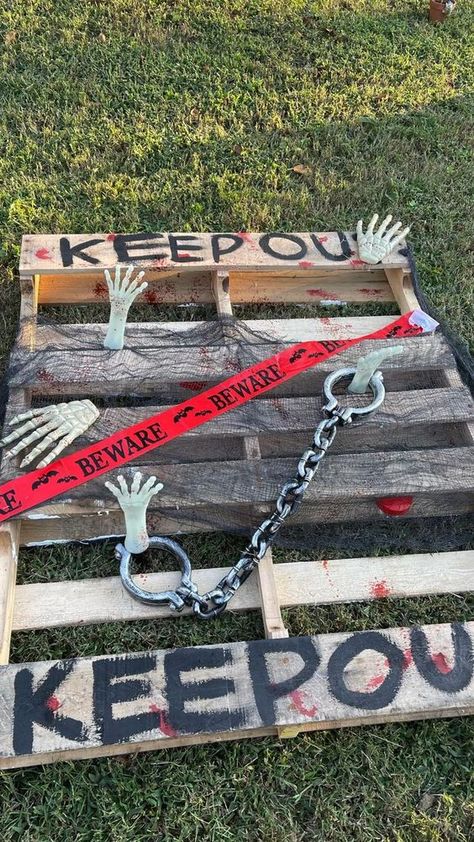 Halloween Yard Displays, Easy Outdoor Halloween Decorations, Pallet Halloween, Haunted House Halloween Party, Scary Halloween Decorations Outdoor, Halloween Camping, Halloween Outside, Homemade Halloween Decorations, Creepy Halloween Decorations