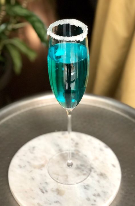 "Holidays Blue" Prosecco Cocktail Christmas Prosecco, Blue Curacao Drinks, Prosecco Cocktail Recipes, Blue Margarita, Fun Drinks Alcohol, Sparkling Cocktail, Prosecco Cocktails, Scotch Bonnet Pepper, Piri Piri