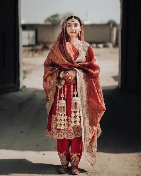 Traditional Punjabi Bridal Suits, Anand Karaj Suits, Punjabi Anand Karaj Suits, Anand Karaj Suit Bride, Bridal Punjabi Suits Wedding Outfits, Sikh Bride Suit, Kaleere Punjabi Traditional, Bridal Salwar Suits Wedding, Anand Karaj Suit