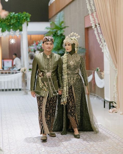 Baju pernikahan adat Sunda. Pakaian tradisional Indonesia. Sundanese traditional costume. Pic from instagram: ayungberinda #culture #budaya #busana #batik #clothes #clothing #attire #bride #bridal Dress Wedding Hijab, Indonesia Traditional, Pre Wedding Photoshoot Props, Traditional Wedding Dress, Wedding Photoshoot Props, Malay Wedding, Wedding Planning Decor, Dream Wedding Venues, Traditional Wedding Dresses