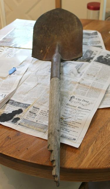 Metal Rake Ideas, Shovel Art Repurposed, Vintage Shovel Ideas, Shovel Garden Art, Shovel Head Art, Old Shovel Head Ideas, Shovel Crafts Diy, Old Shovels Ideas Yard Art, Painted Shovels Ideas