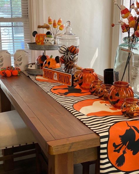 Mickey Halloween Party Ideas, Halloween Kitchen Table Decor, Kitchen Halloween Decor Ideas, Halloween Kitchen Decor Ideas, Halloween Decorations Kitchen, Fall Town, Halloween Home Decorations, Kitchen Halloween, Fall Apartment Decor