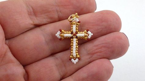 Beaded Broches, Beaded Crosses, Jewelry Making Instructions, Bead Creations, Bracelets Easy, Beaded Stuff, Beads Pattern, Art Perle, Cross Necklaces