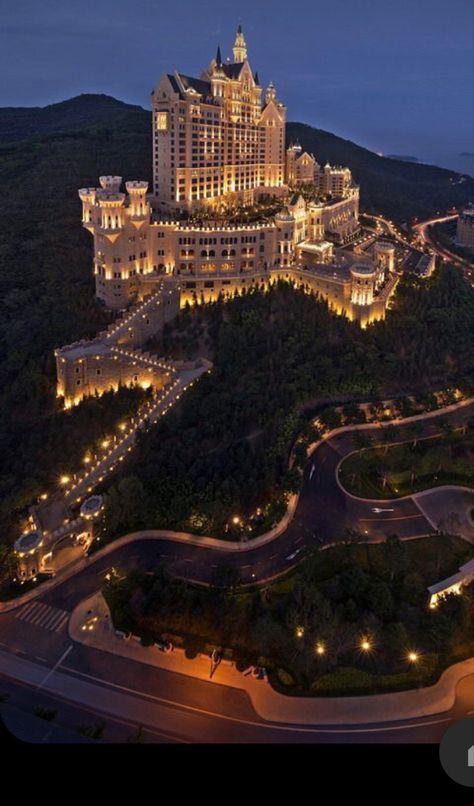 Very Big Mansion, Big Castle Mansions, Mansion On A Hill Aesthetic, Expensive Mansions Luxury, Huge House Exterior, Huge Castles Mansions, Large Mansions Luxury, Big Manison House, Big Castle House