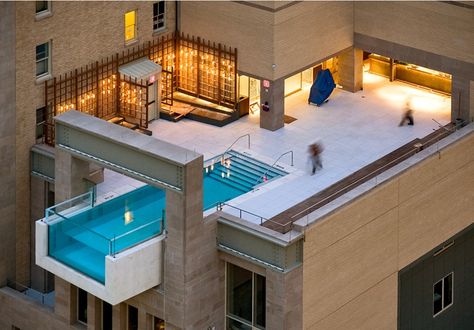 ✶The hanging pool on the Joule Hotel in Dallas, TEXAS, extends eight feet out and over the side of the building at the tenth-floor. The pool has a plexiglass wall at the end overlooking the street, so not only can swimmers look down at the city below but pedestrians can look up at the swimmers.✶ Ideas De Piscina, Big Swimming Pools, Hotel Swimming Pool, Balcony Pool, Big Pools, Infinity Pools, Cool Swimming Pools, Luxury Pools, Hotel Pool