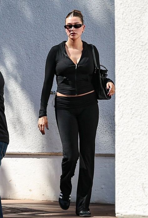 Hailey Bieber Exercise, Hailey Bieber Pilates, Kelly Emberg, Kanye West Albums, Hayley Bieber, Hailey Bieber Paparazzi, Hoodie And Leggings, Lip Combos, Hailey Rhode