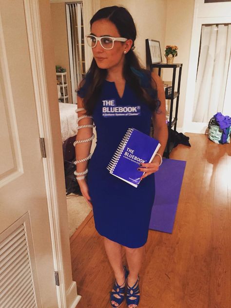 Funny saw school Halloween costume idea - The Bluebook Halloween Costume Meme, Crazy Halloween Costumes, School Halloween Costumes, 80s Halloween Costumes, Superhero Halloween Costumes, School Lifestyle, Teacher Halloween Costumes, Up Halloween Costumes, Twin Halloween Costumes