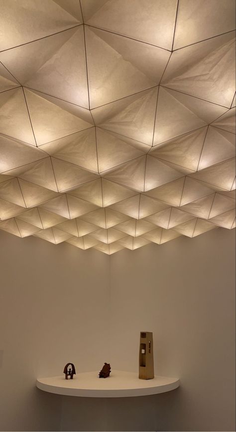 Akari, designer Isamu Noguchi Noguchi Hanging Lamp, Noguchi Ceiling Lamp, Trim Inspiration, Noguchi Lamp, Glitter Room, Metal Ceiling Lighting, Living Room Warm, Light Study, Isamu Noguchi