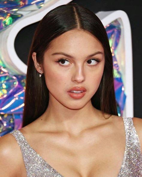 olivia rodrigo Olivia Rodrigo Portrait, Olivia Rodrigo Vmas, Mexican Girl, Beauty Icons, Iconic Women, Fav Celebs, Olivia Rodrigo, Dark Hair, Mtv