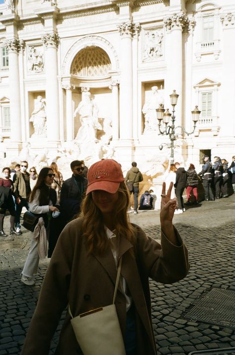 Rome Italy Street Style, Pictures To Take In Rome, Tourist Pose Ideas, Rome Photo Spots, Aesthetic Rome Pictures, Rome Italy Picture Ideas, Rome Trip Aesthetic, Rome Girl Aesthetic, Rome Italy Photo Ideas