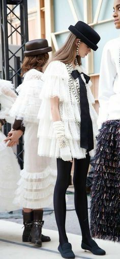 Black And White Outfits, Tweed Outfit, Mode Chanel, Party Kleidung, Looks Street Style, Chanel Fashion, Mode Inspo, Mode Vintage, Fashion Books